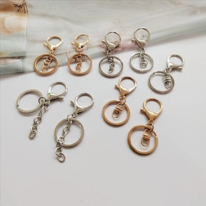Dettaglio dei set di chiusure a moschettone in metallo oro e argento per portachiavi DIY