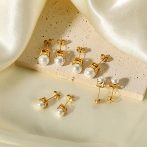 6 pairs of white pearl stud earrings in various sizes with 18K gold-plated stainless steel posts
