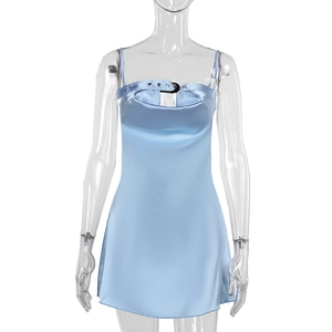 Détail de la robe en satin bleu clair avec bretelles réglables et boucle métallique