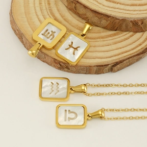 Collier 12 signes du zodiaque en acier inoxydable plaqué or 18 carats et nacre naturelle