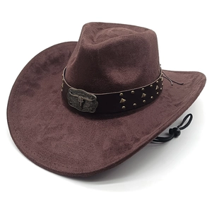 Dettaglio cappello da cowboy in camoscio marrone con fibbia a testa di toro e borchie