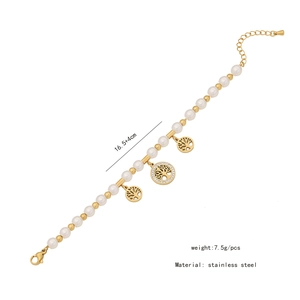 Detail eines Lebensbaum-Charm-Armbands mit Perlen und verstellbarer Edelstahlkette