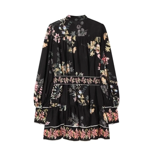 Mini robe fleurie noire avec manches bouffantes et lien à la taille sur fond blanc