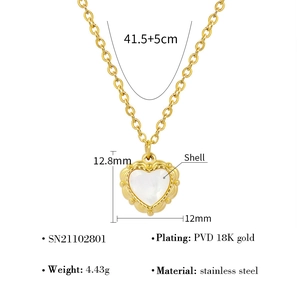 Détail du collier coeur plaqué or 18K avec incrustation nacre et finition PVD