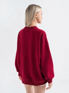 Oversized γυναικείο φούτερ σε βαθύ κόκκινο χρώμα με στρογγυλή λαιμόκοψη και πίσω όψη
