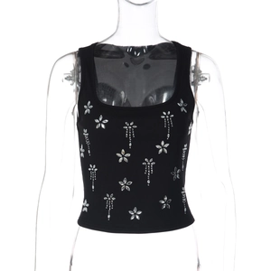 Détail du haut court en maille côtelée noire avec broderie florale en strass