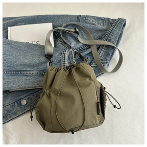 Detailansicht der olivgrünen Nylon-Beuteltasche mit Netztasche und Kordelzugverschluss