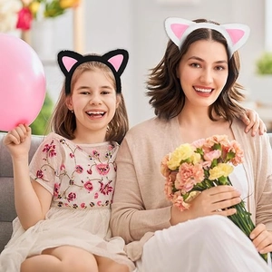Dettaglio di cerchietti con orecchie di gatto in peluche neri e bianchi per cosplay