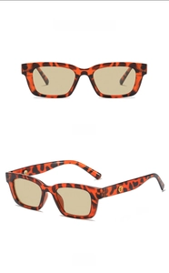 Details der Vintage Kinder-Sonnenbrille mit Schildpatt-Rahmen und Gold-Verzierungen