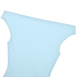 Détail de la robe moulante bleu clair avec plis et décolleté asymétrique élégant