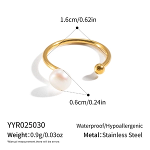 Dettaglio dell'anello in acciaio placcato oro 18K con misure di perla e sfera in metallo