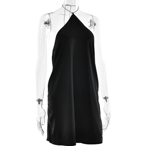 Gros plan de la robe dos nu en satin noir avec chaîne métallique et finition élégante