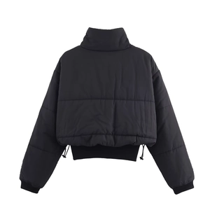Doudoune courte noire pour femme avec col montant et ourlet réglable sur fond blanc