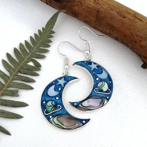 Boucles d'oreilles croissant de lune bohèmes avec ciel étoilé bleu et nacre