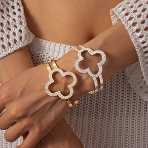 Dettaglio del bracciale a polsino con quadrifoglio traforato e cristalli di zirconia cubica