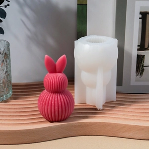 Dettaglio dello stampo per candele a coniglio in silicone con strisce su vassoio