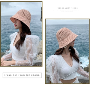 Détails de la maille du chapeau cloche respirant pour femme en rose poudré doux