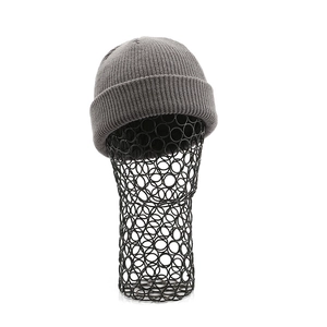 Klassische graue Rippstrickmütze mit Umschlag für Outdoor-Wärme und Komfort