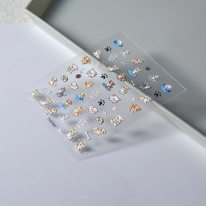 Détail macro de stickers autocollants 3D pour ongles avec motifs chat et chien