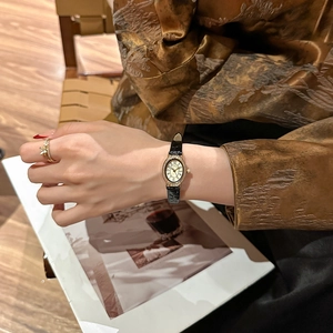 Retro oval quartz watch for women with leather strap and sparkling crystal bezel decoration