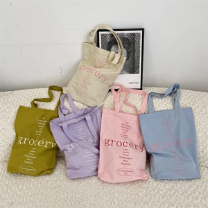 Sacs fourre-tout en toile beige, olive et pastel avec imprimés floraux disposés à plat