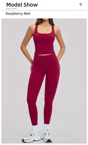 Détail de l'ensemble de yoga rouge framboise avec haut à col carré et legging taille haute