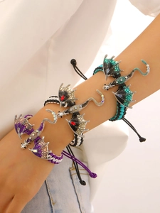 Detail van gevlochten draak armbanden met kleurrijk emaille en kristallen accenten