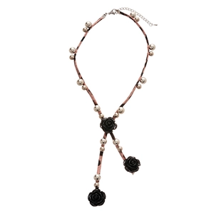 Collier en cordon léopard sombre avec fleurs en résine noire et billes en métal argenté