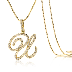 Détail du pendentif lettre U dorée orné de zircons blancs étincelants sertis pavé