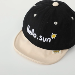 Casquette bicolore noir et beige pour enfants avec broderie Hello Sun et bord souple