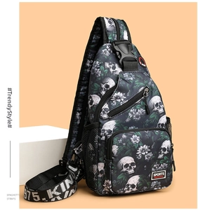 Detail der Brusttasche mit Totenkopfmuster, Sport-Label und seitlicher Netztasche