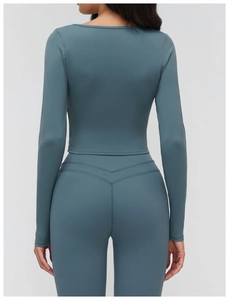 Détail de la couture en V au dos et de l'effet liftant sur le legging de yoga bleu gris