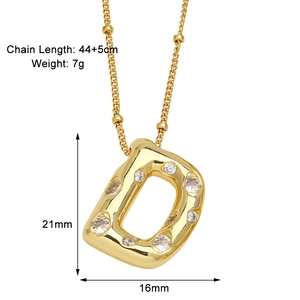Vue détaillée du collier pendentif lettre D plaqué or avec zircon et dimensions de taille