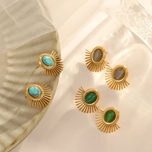 Boucles d'oreilles soleil en titane doré avec turquoise et pierre œil de chat