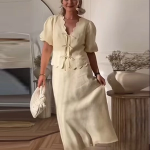 Ensemble deux pièces jaune pour femme avec haut à manches bouffantes et jupe longue