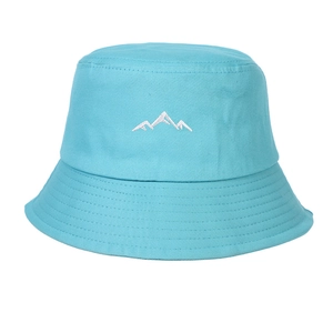 Détail de la broderie montagne blanche sur le bob en coton bleu ciel