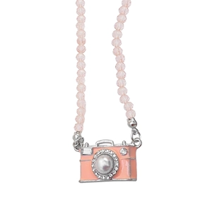 Roze camera hanger ketting met kristallen kralen en een grote faux parel als lens