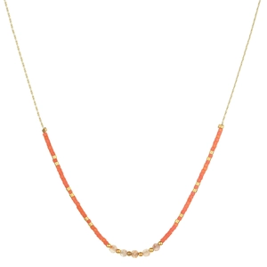 Détail du collier de perles orange avec pendentifs en pierre naturelle facettée