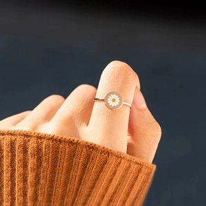 925 Sterling silver gold ring with white daisy enamel flower on model's hand