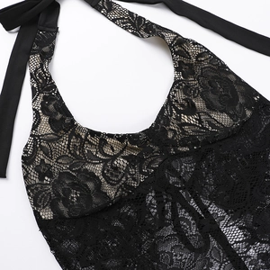 Gros plan sur la dentelle florale noire et le détail du licou sur un crop top