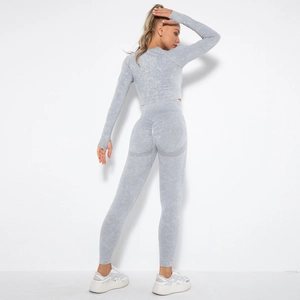 Detailaufnahme der hellgrauen nahtlosen Yoga-Sets mit gerippter Strickstruktur
