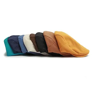 Schiebermützen-Kollektion aus Wollfilz in acht Vintage-Farben auf weißem Hintergrund