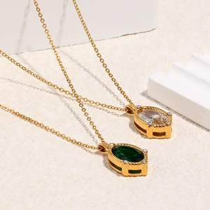 Collana con pendente ovale in zircone placcato oro 18K in verde e trasparente su pietra