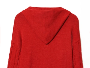 Vue détaillée d'une veste à capuche rouge tricotée avec manches torsadées élégantes
