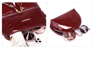 Détails d'un ensemble de sacs bordeaux à motif crocodile avec pochette de maquillage