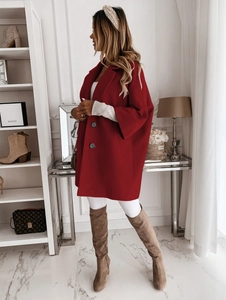 Vue détaillée du manteau en laine rouge avec boutonnage croisé et poches élégantes