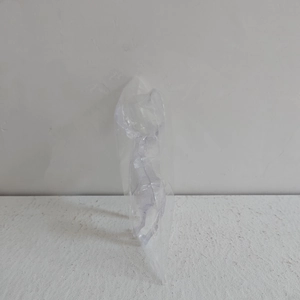 Gros plan d'une décoration de Noël en acrylique transparent dans son emballage protecteur