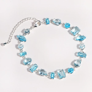 Détail d'un bracelet de luxe avec zircons bleus multi-tailles et fermoir mousqueton en argent