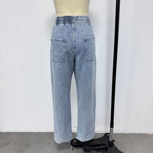 Dettaglio della vita alta elastica e delle tasche posteriori dei jeans blu