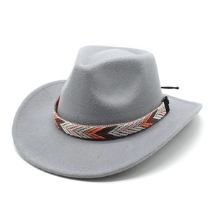 Détail d'un chapeau de cowboy en feutre gris avec ruban tissé géométrique orange